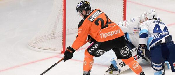 Matúš Havrila s pukom na hokejke.