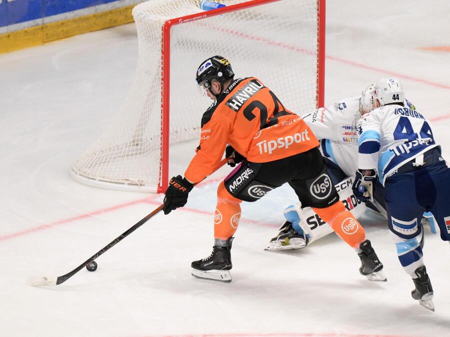 Matúš Havrila s pukom na hokejke.