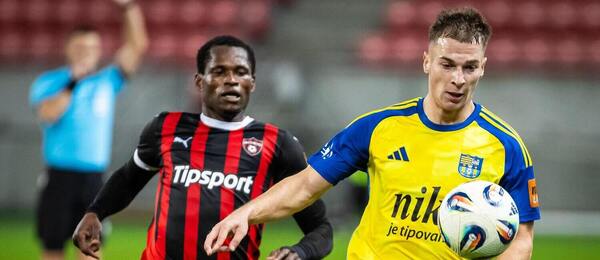 Juraj Teplan (Košice) s Abdulrahmanom Taiwom (Trnava) v naháňačke za loptou