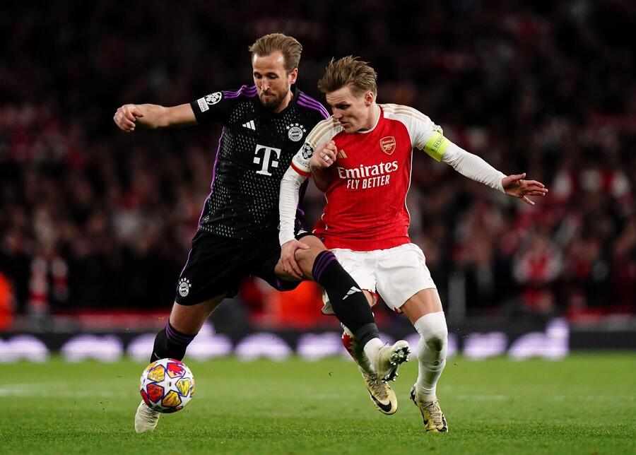 Harry Kane v súboji s Martinom Odegaardom