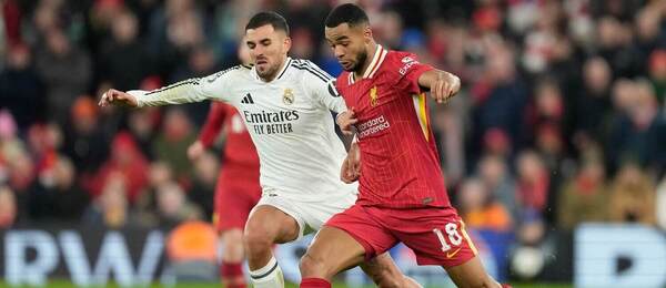 Záložník Realu Madrid Dani Ceballos (vľavo) a ľavý krídelník Liverpoolu Cody Gakpo v súboji o loptu počas zápasu Liverpool vs. Real Madrid v rámci 5. kola ligovej fázy Ligy majstrov UEFA 2024/2025