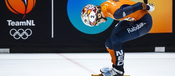 Holandský rýchlokorčuliar Jens van ´t Wout počas novembrových mužských pretekov na 1000 m v rýchlokorčuľovaní na krátkej trati ISU World Tour v Dordrechte, ktoré slúžili ako kvalifikácia na ZOH 2026