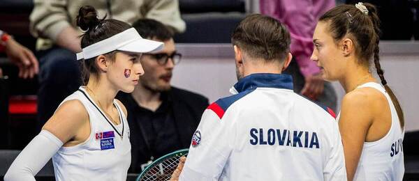 Zľava Mia Pohánková, kapitán slovenského tímu Matej Lipták a Tereza Mihalíková počas súboja Slovensko vs. USA v aprílovej kvalifikácii tenisového Billie Jean King Cup 2025