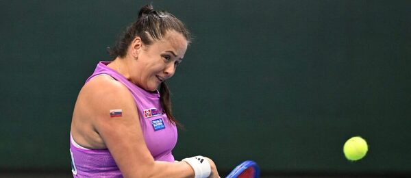 Slovenská tenistka Viktória Hrunčáková počas zápasu s Dánkou Rebeccou Munk Mortensen v stretnutí Slovensko vs. Dánsko v kvalifikácii na finálový turnaj Billie Jean King Cup 2025