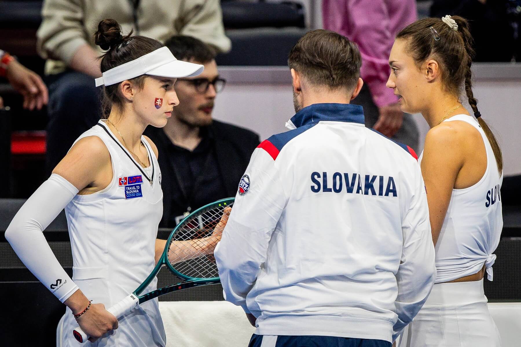 Zľava Mia Pohánková, kapitán slovenského tímu Matej Lipták a Tereza Mihalíková počas súboja Slovensko vs. USA v aprílovej kvalifikácii tenisového Billie Jean King Cup 2025
