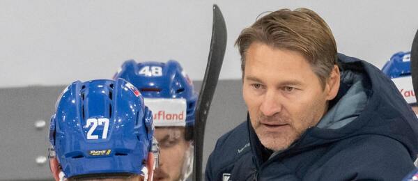 Tréner Vladimír Országh dáva pokyny Hrivíkovi.