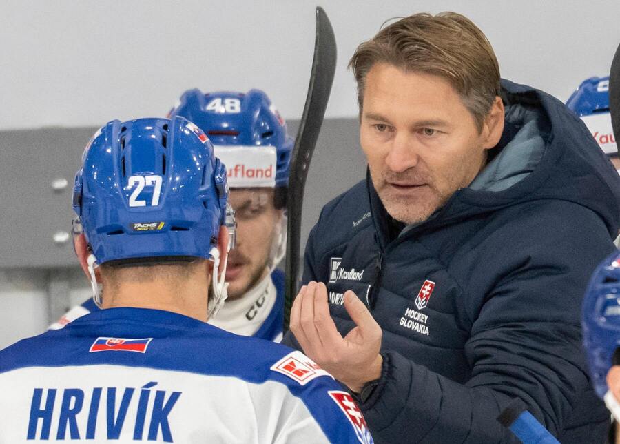 Tréner Vladimír Országh dáva pokyny Hrivíkovi.