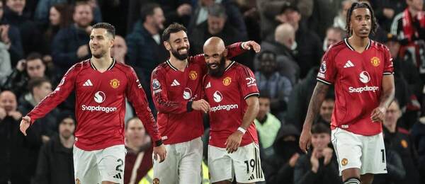 V strede hráči Manchestru United: kapitán Bruno Fernandes a Bryan Mbeumo.