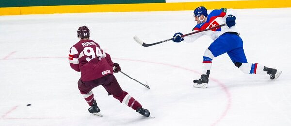 Slovenský hráč strieľa, obranca Lotyšska mu v tom nedokázal zabrániť
