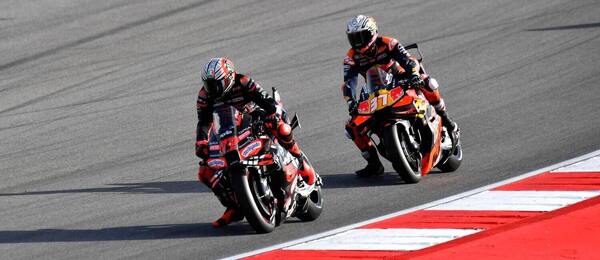 Marco Bezzecchi a Pedro Acosta počas šprintu.