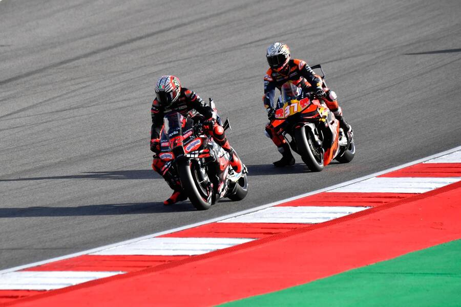 Marco Bezzecchi a Pedro Acosta počas šprintu.