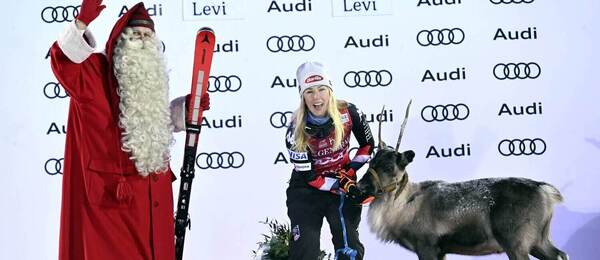 Víťazka slalomu v Levi 2024 Mikaela Shiffrin pózuje so sobom a Santa Clausom.