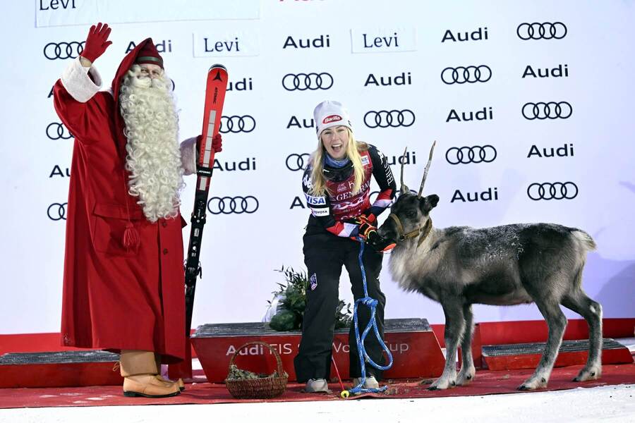 Víťazka slalomu v Levi 2024 Mikaela Shiffrin pózuje so sobom a Santa Clausom.