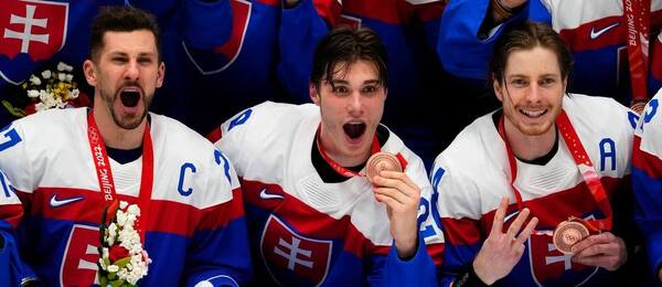 Dole zľava Marek Hrivík, Juraj Slafkovský a Peter Cehlárik na ZOH 2022 v Pekingu.