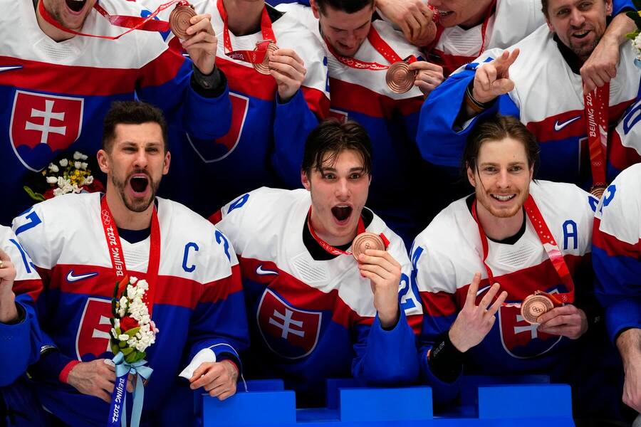 Dole zľava Marek Hrivík, Juraj Slafkovský a Peter Cehlárik na ZOH 2022 v Pekingu.