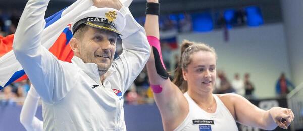 Nehrajúci kapitán tenistiek Slovenska Matej Lipták a Viktória Hrunčáková