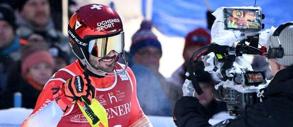 Loic Meillard pred kamerou v cieli pretekov v Levi