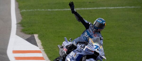 Álex Márquez oslavuje víťazstvo v šprinte.