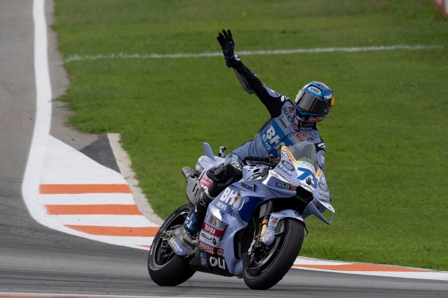 Álex Márquez oslavuje víťazstvo v šprinte.