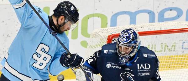 Radovan Bondra (Slovan) a Filip Belányi (Poprad)