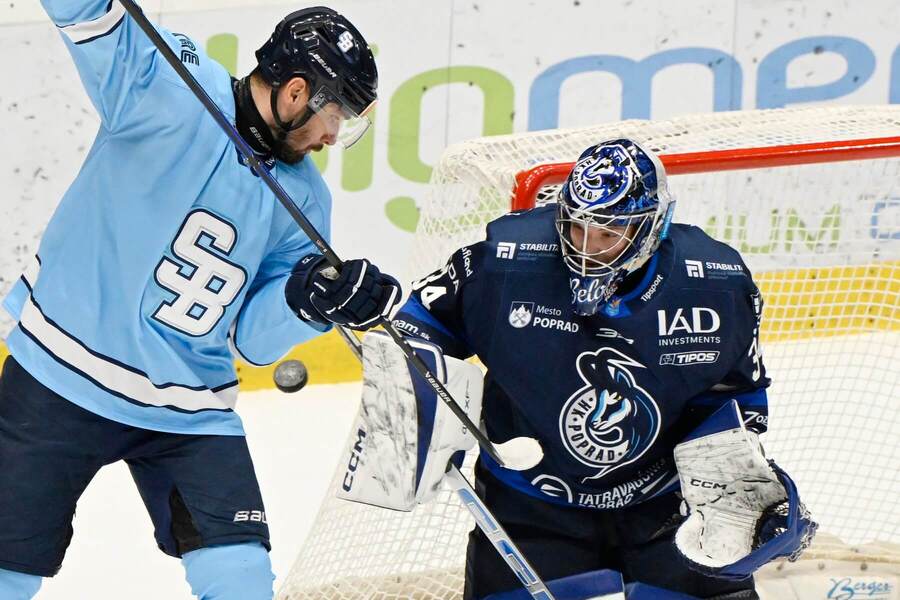 Radovan Bondra (Slovan) a Filip Belányi (Poprad)