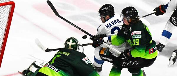 Žilinský brankár Connor La Couvée s jedným zo svojich spoluhráčov sa snažia znemožniť príležitosť pred bránou košickému forwardovi Matúšovi Havrilovi (uprostred) počas zápasu HC Košice vs. Vlci Žilina v 47. kole slovenskej hokejovej extraligy 2024/2025