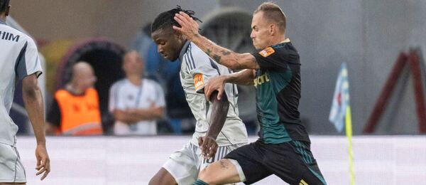 V súboji o loptu obranca Slovana Sidoine Fogning a krídelník Skalice Adam Morong (vpravo) v zápase ŠK Slovan Bratislava vs. MFK Skalica v rámci 4. kola Niké ligy 2025/2026