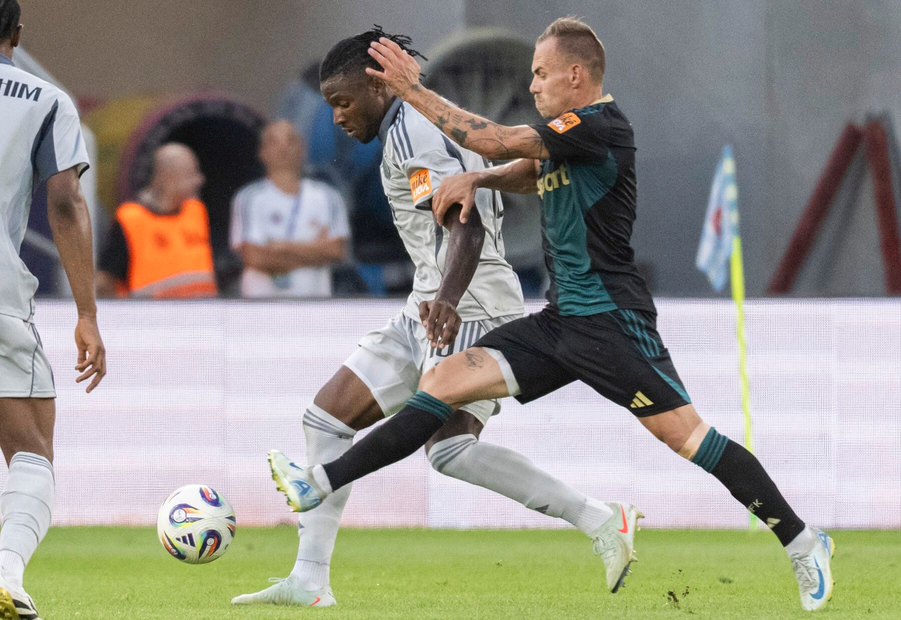 V súboji o loptu obranca Slovana Sidoine Fogning a krídelník Skalice Adam Morong (vpravo) v zápase ŠK Slovan Bratislava vs. MFK Skalica v rámci 4. kola Niké ligy 2025/2026