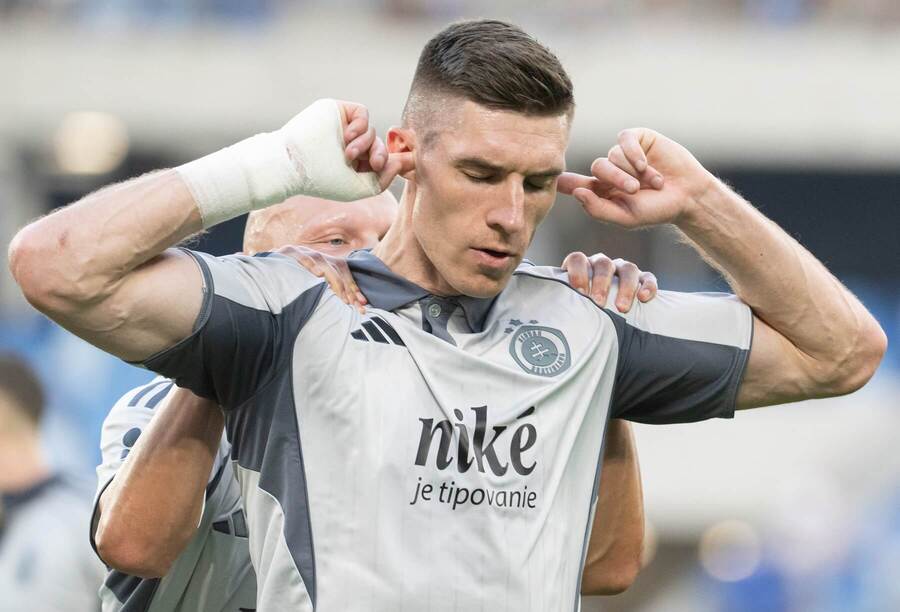 Danylo Ignatenko oslavuje gól do siete Skalice.