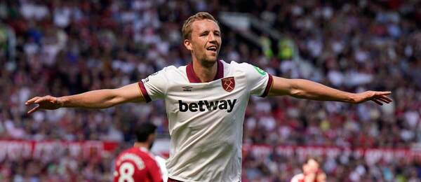 Tomáš Souček z West Hamu oslavuje gól do siete Manchestru United