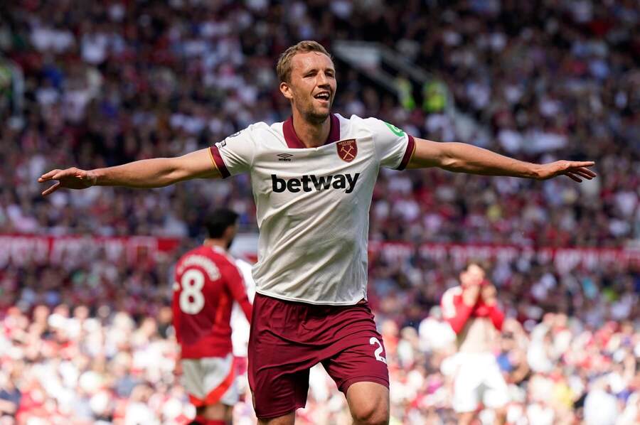 Tomáš Souček z West Hamu oslavuje gól do siete Manchestru United