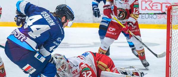 Zach Osburn (Nitra) skúša prekonať brankára Jaroslava Janusa (Prešov)