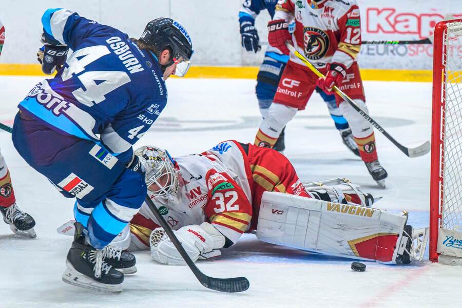Zach Osburn (Nitra) skúša prekonať brankára Jaroslava Janusa (Prešov)