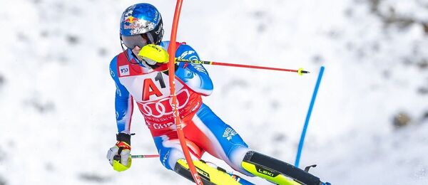 Clement Noel reže oblúk pri pretekoch v rakúskom stredisku Gurgl