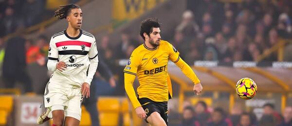 Leny Yoro (MUFC) v súboji o loptu s Goncalom Guedesom (Wolves)