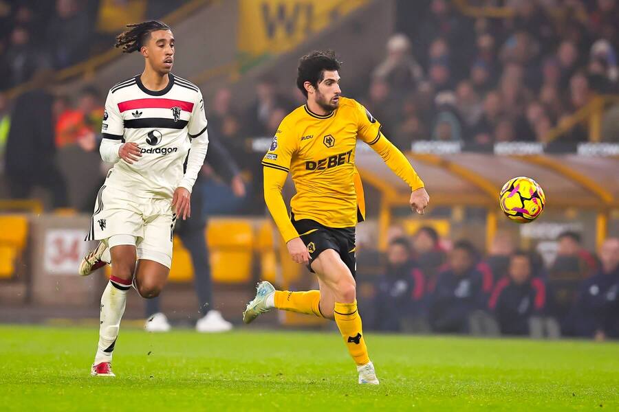 Leny Yoro (MUFC) v súboji o loptu s Goncalom Guedesom (Wolves)