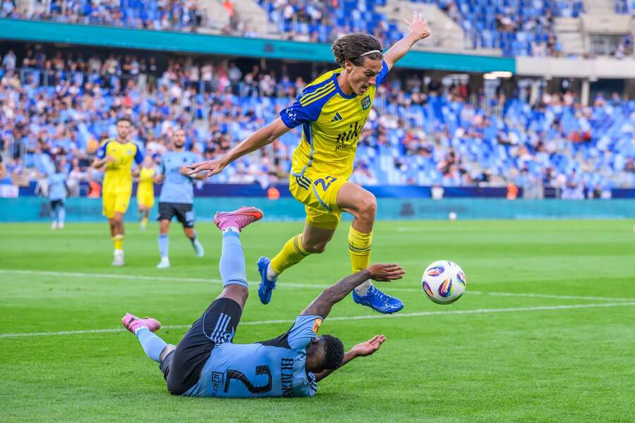 Matej Madleňák preskakuje Cesara Blackmana