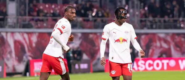 Ezechiel Banzuzi (vľavo) a Yan Diomande (s maskou vpravo), hráči Lipska