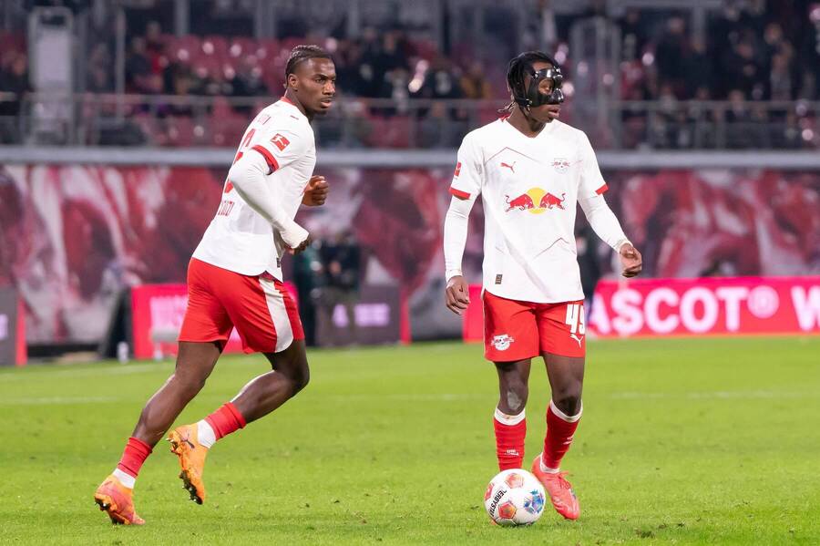 Ezechiel Banzuzi (vľavo) a&nbsp;Yan Diomande (s maskou vpravo), hráči Lipska