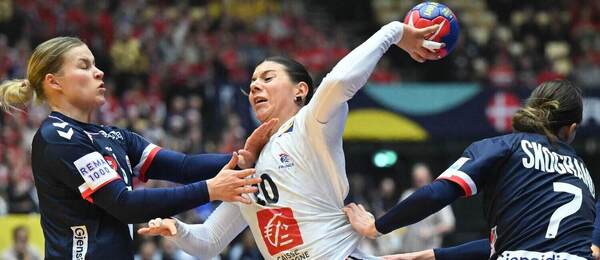 Hádzanárky Nórska bránia jednu z útočiacich Francúziek počas finálového zápasu Nórsko vs. Francúzsko na MS v hádzanej žien 2023