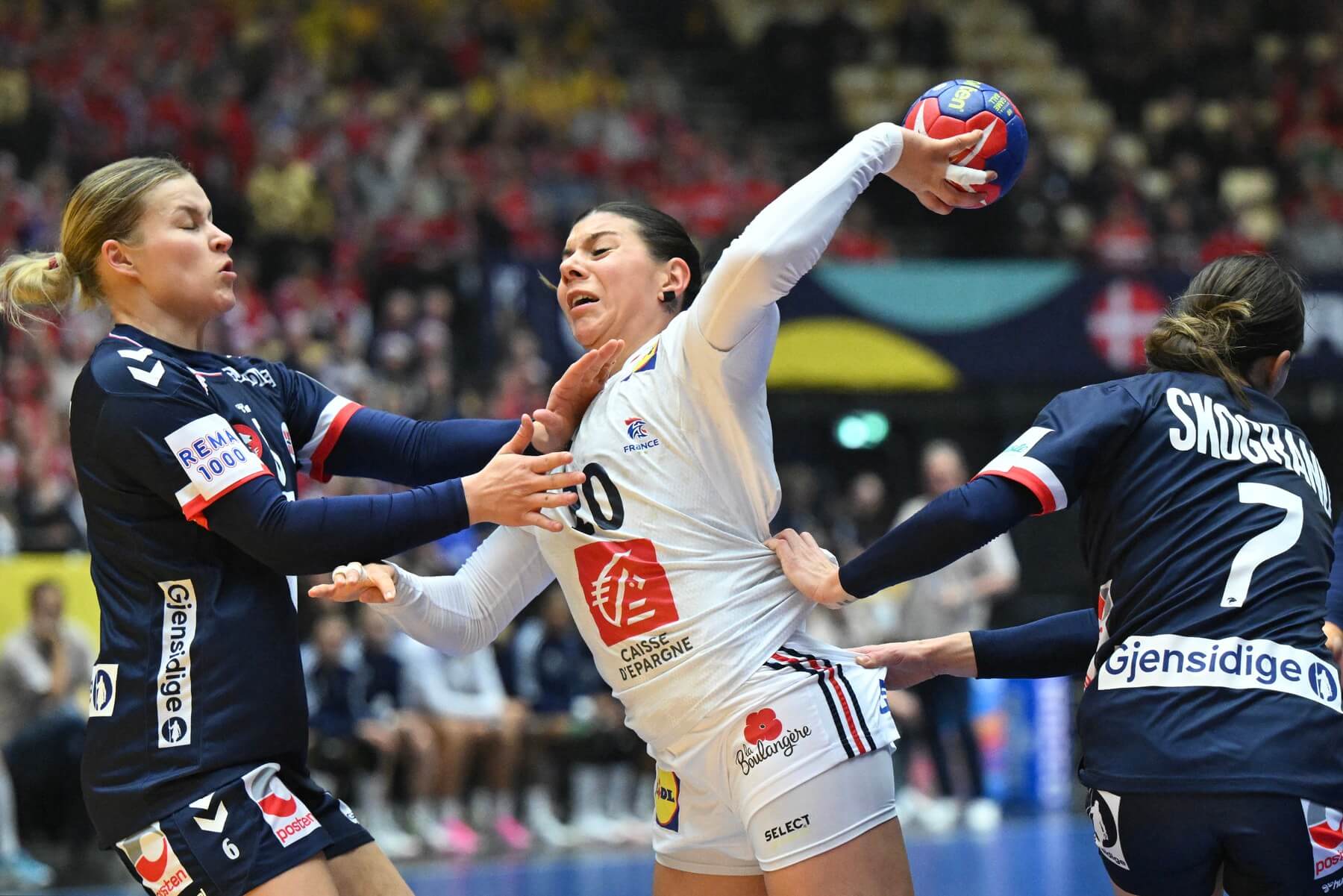 Hádzanárky Nórska bránia jednu z útočiacich Francúziek počas finálového zápasu Nórsko vs. Francúzsko na MS v hádzanej žien 2023