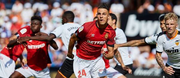 Martin Valjent (v červenom) v zápase proti Valencii