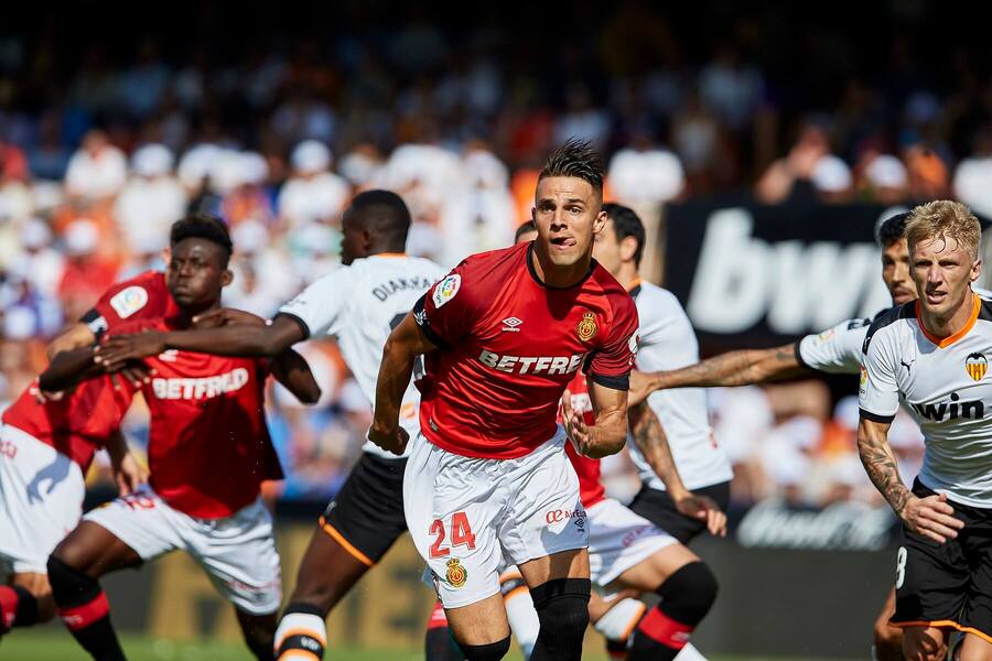 Martin Valjent (v červenom) v&nbsp;zápase proti Valencii