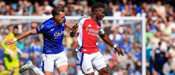 Bukayo Saka (Arsenal) uniká Jackovi Harrisonovi z Evertonu