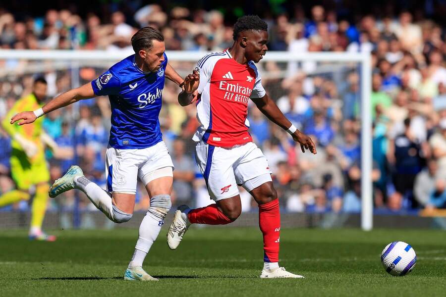 Bukayo Saka (Arsenal) uniká Jackovi Harrisonovi z&nbsp;Evertonu