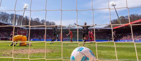 Hráči Bayernu Mníchov strieľajú gól na štadióne Heidenheimu