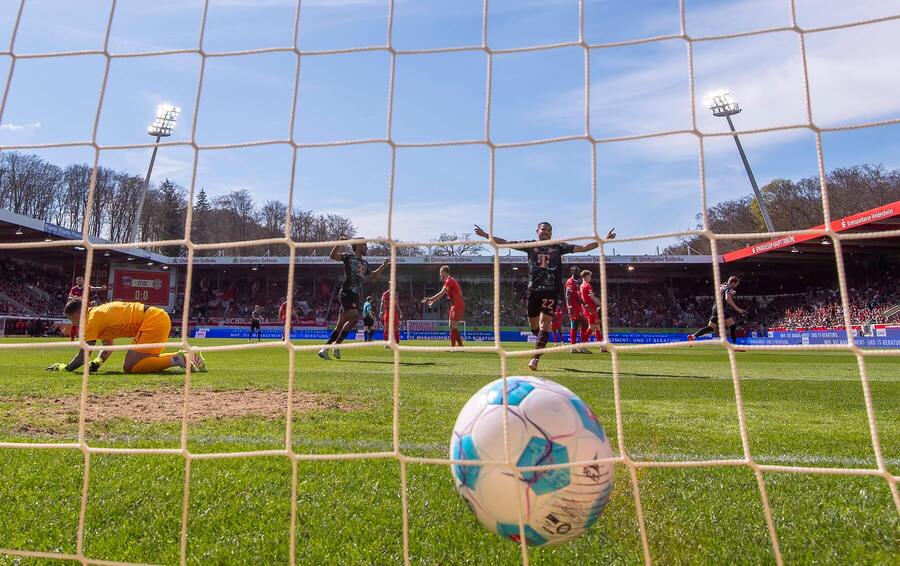 Hráči Bayernu Mníchov strieľajú gól na&nbsp;štadióne Heidenheimu