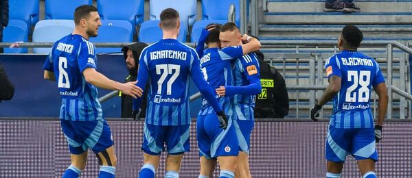 Radosť hráčov Slovana z gólu do siete Komárna.