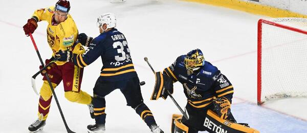 Zľava trenčiansky útočník Filip Ahl pred obrancom Šimonom Grochom a brankárom Denisom Godlom (obaja SNV) v zápase HK Dukla Trenčín vs. HK Spišská Nová Ves v rámci 1. kola Tipsport ligy 2025/2026