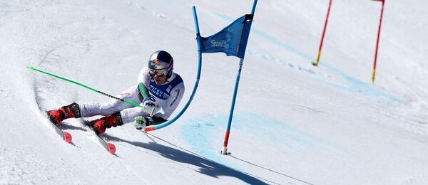 Prejazd bránky obrovského slalomu v podaní Lucasa Pinheira Braathena